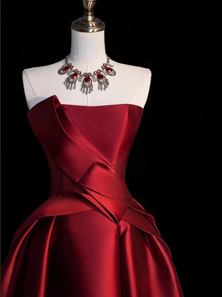 Robe de bal modeste en satin bordeaux, sans bretelles, décolleté en V, sans bijoux